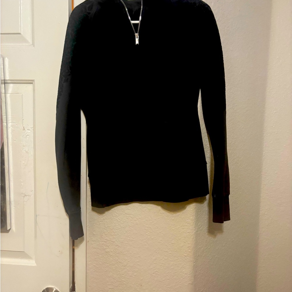 Lululemon black  pullover   Size medium.